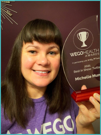 Brain injury blogger, Michelle Munt holding an award